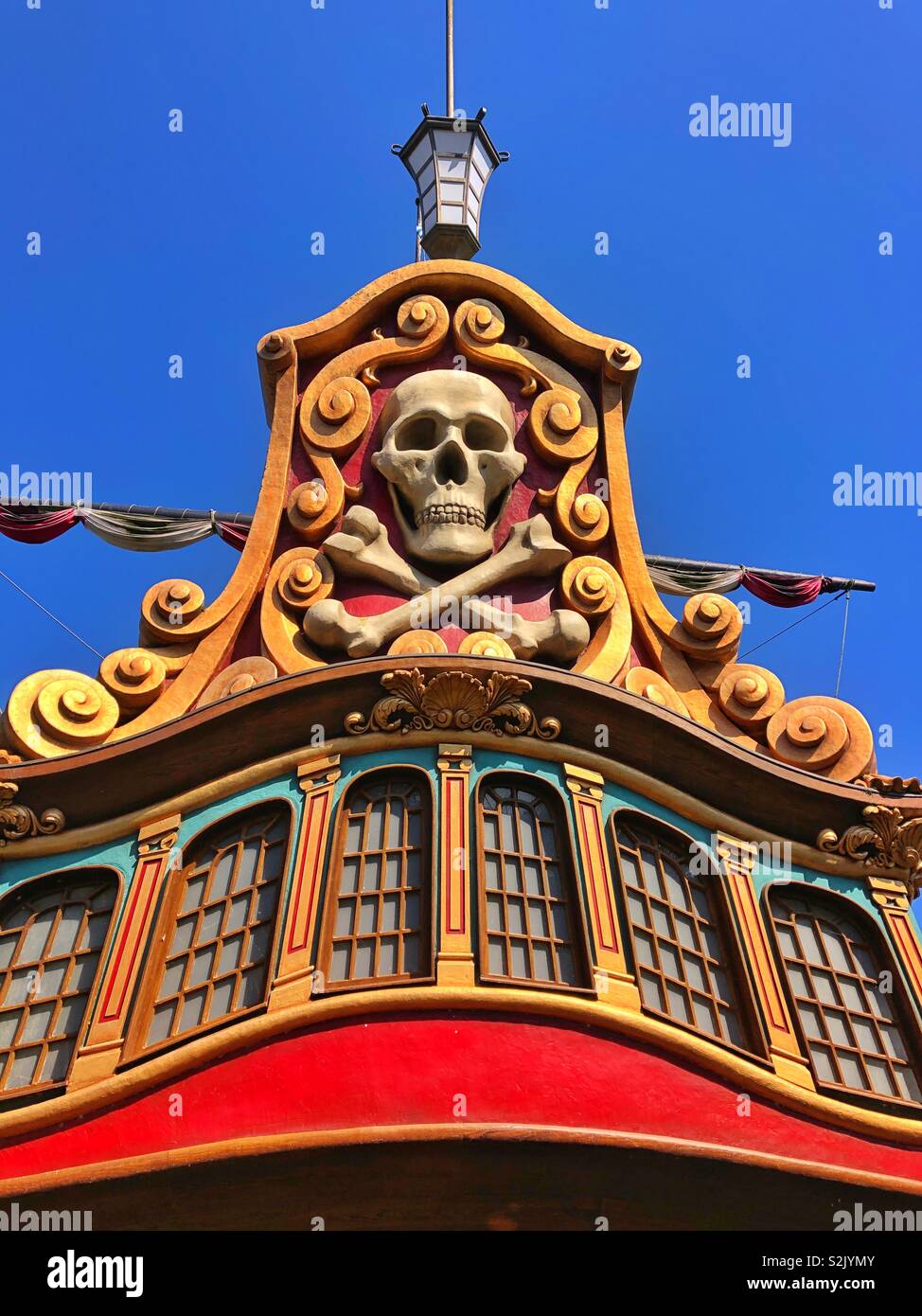 La nave dei pirati dai pirati dei Caraibi a Disneyland Paris. Foto Stock
