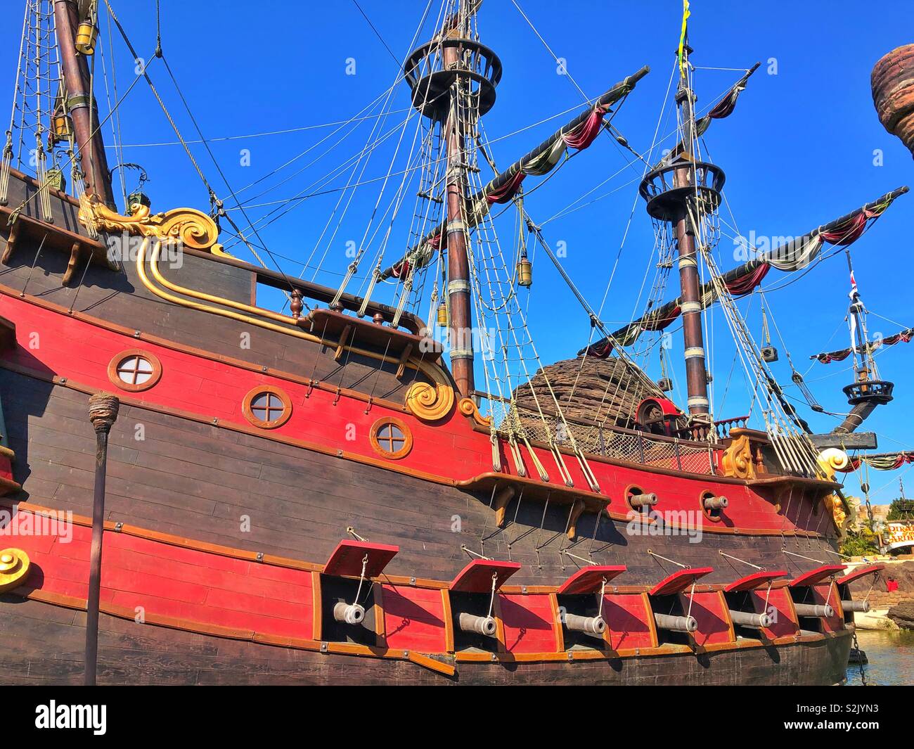 Pirati dei Caraibi nave (La Perla Nera) a Disneyland Paris. Foto Stock