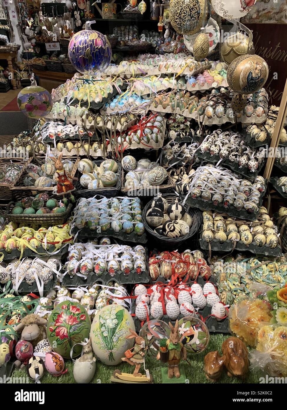 Una vetrina piena di belle decorazioni di Pasqua, Salisburgo, Austria Foto Stock