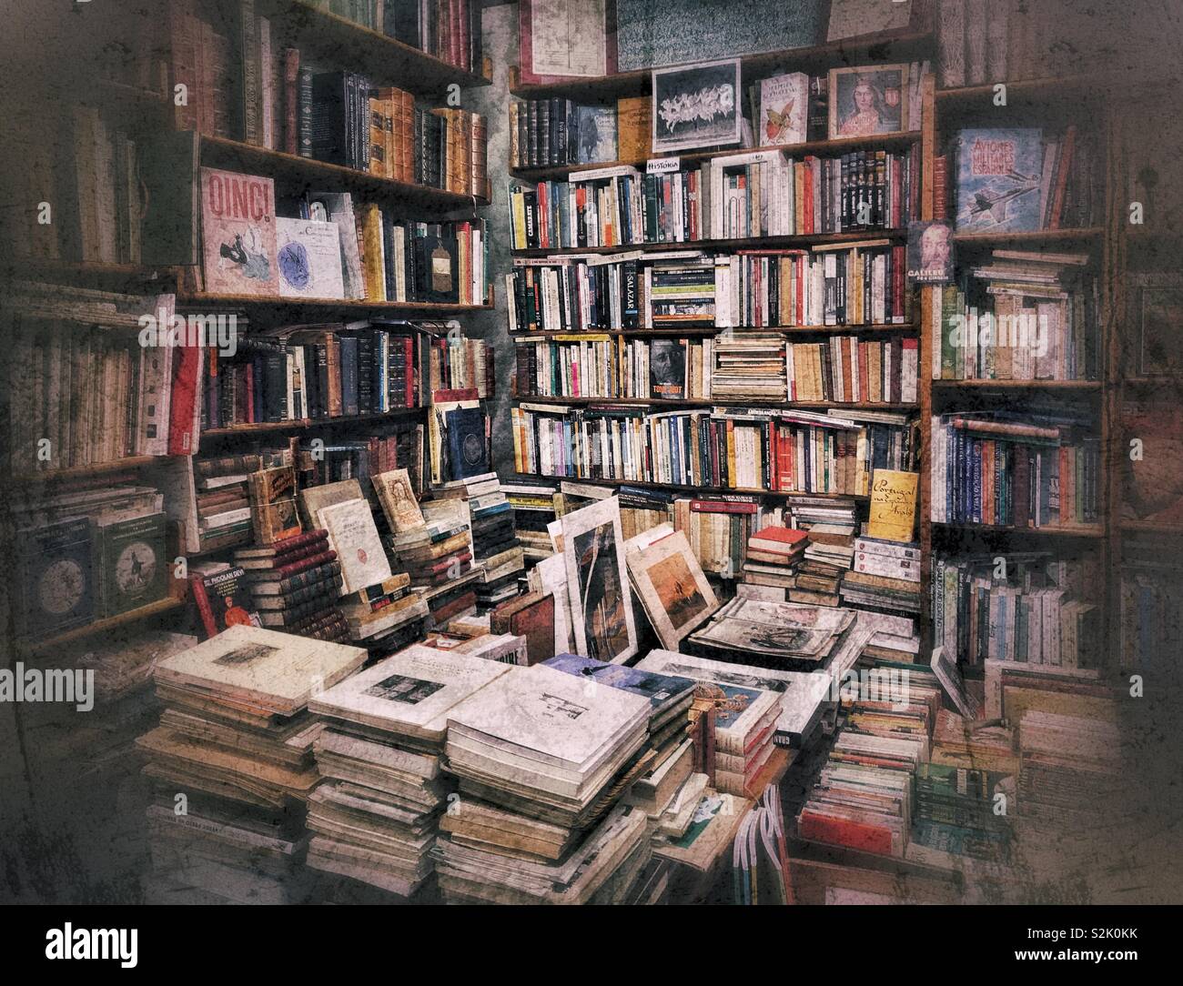 Un effetto di grunge immagine di un fornitissimo book shop. Il libro che stai cercando è probabilmente in fondo alla pila! Foto © COLIN HOSKINS. Foto Stock