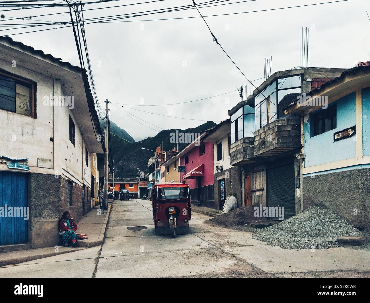 Il triciclo su una strada rurale della città peruviana nella Valle Sacra Foto Stock
