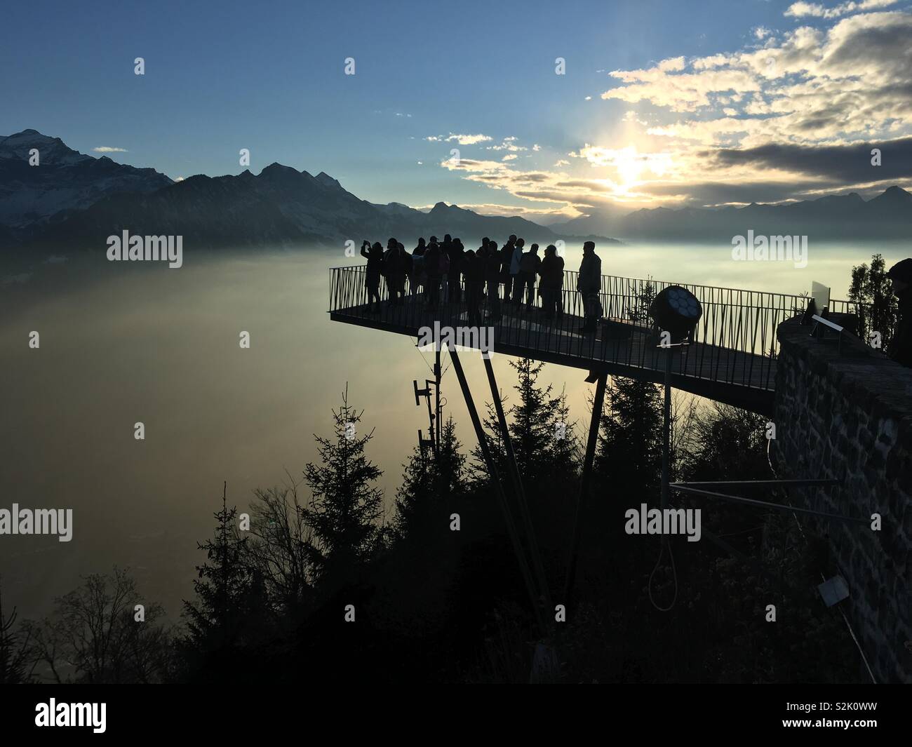 I turisti sulla piattaforma di osservazione a Harder Kulm, alpi Bernesi, Svizzera. Foto Stock