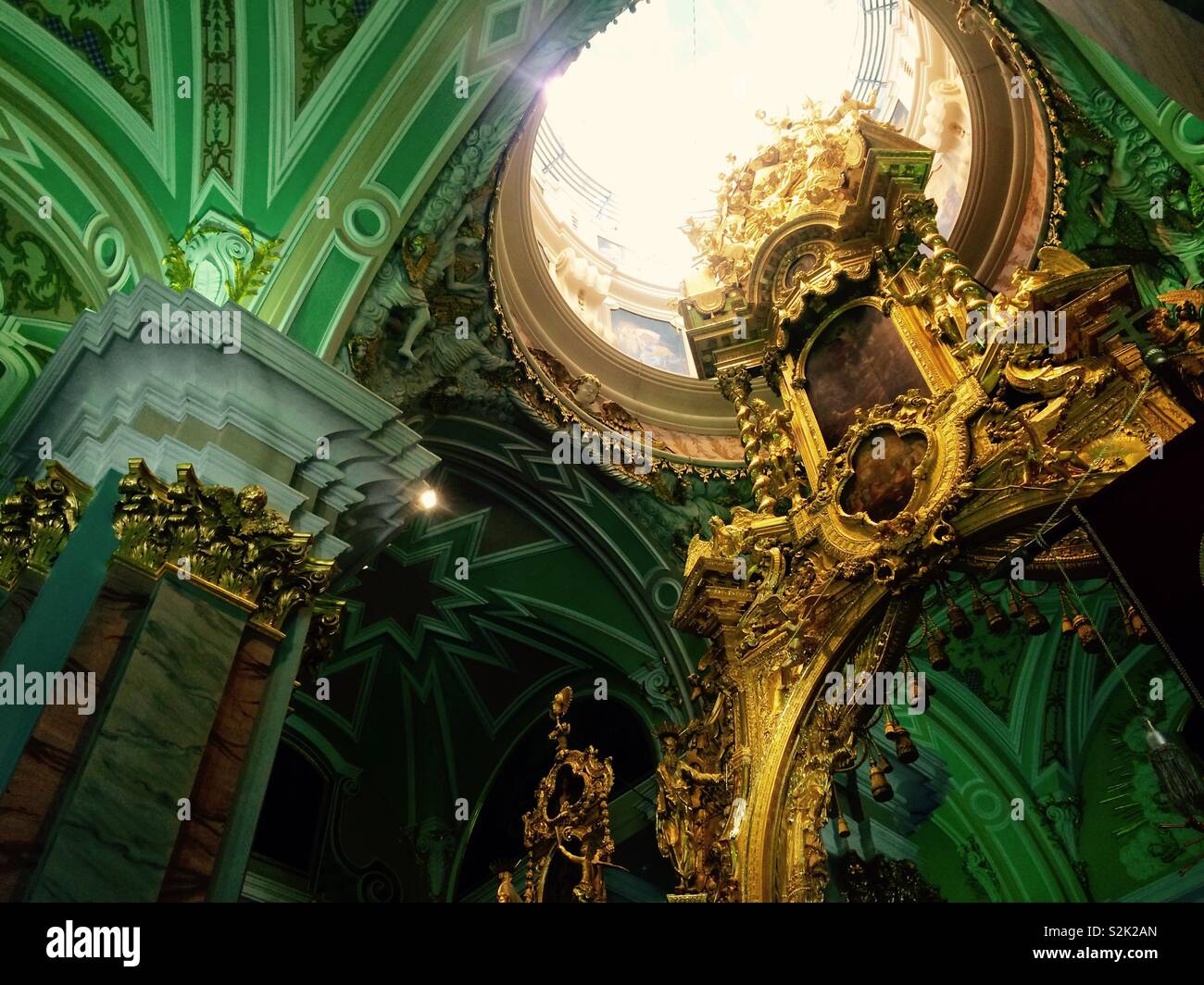 Oro e ornato di dettagli architetturali all interno della cattedrale presso la fortezza di Pietro e Paolo a San Pietroburgo Russia Foto Stock