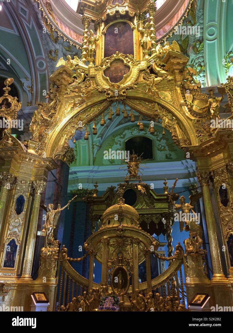 Gli interni della Cattedrale nella fortezza di Pietro e Paolo a San Pietroburgo Russia piena di oro e ornato di dettagli architetturali all altare - Immagine stock catturata con smartphone
