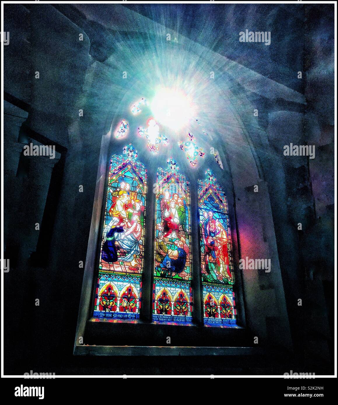 Sun attraverso una finestra di vetro colorato la chiesa di Saint Mary a Westerham Kent. Foto Stock
