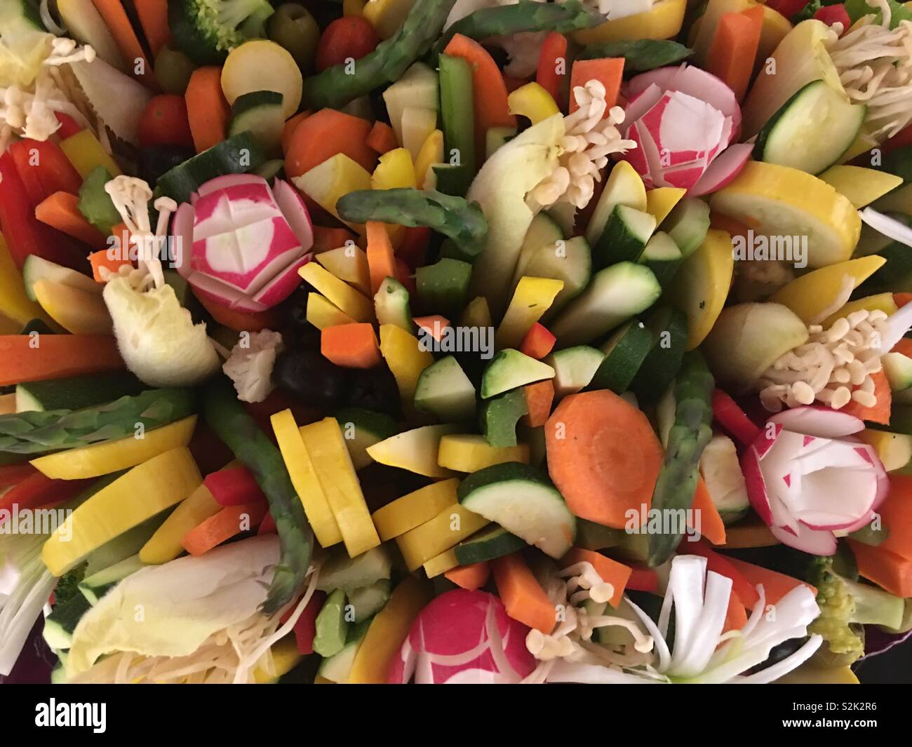 Nelle verdure crude servita su platte. Visualizzazione di fresco, verdure crude indicate come snack a celebrazione Foto Stock