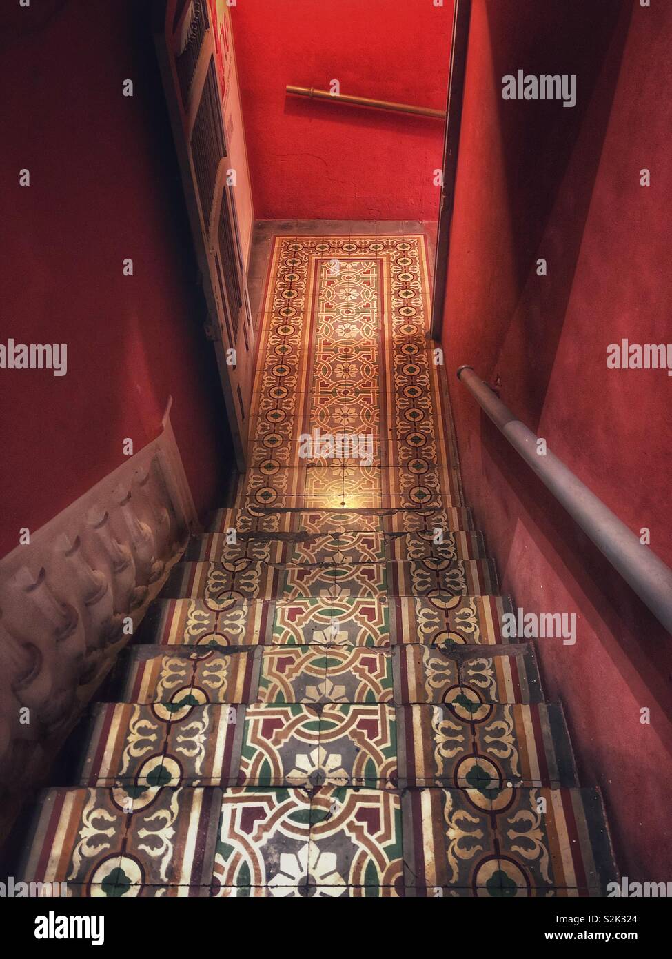 Una scalinata con piastrelle in mosaico pattern. Foto Stock