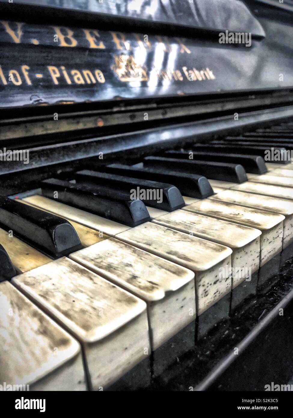 Mobili di antiquariato e abbandonati, pianoforte. Foto Stock