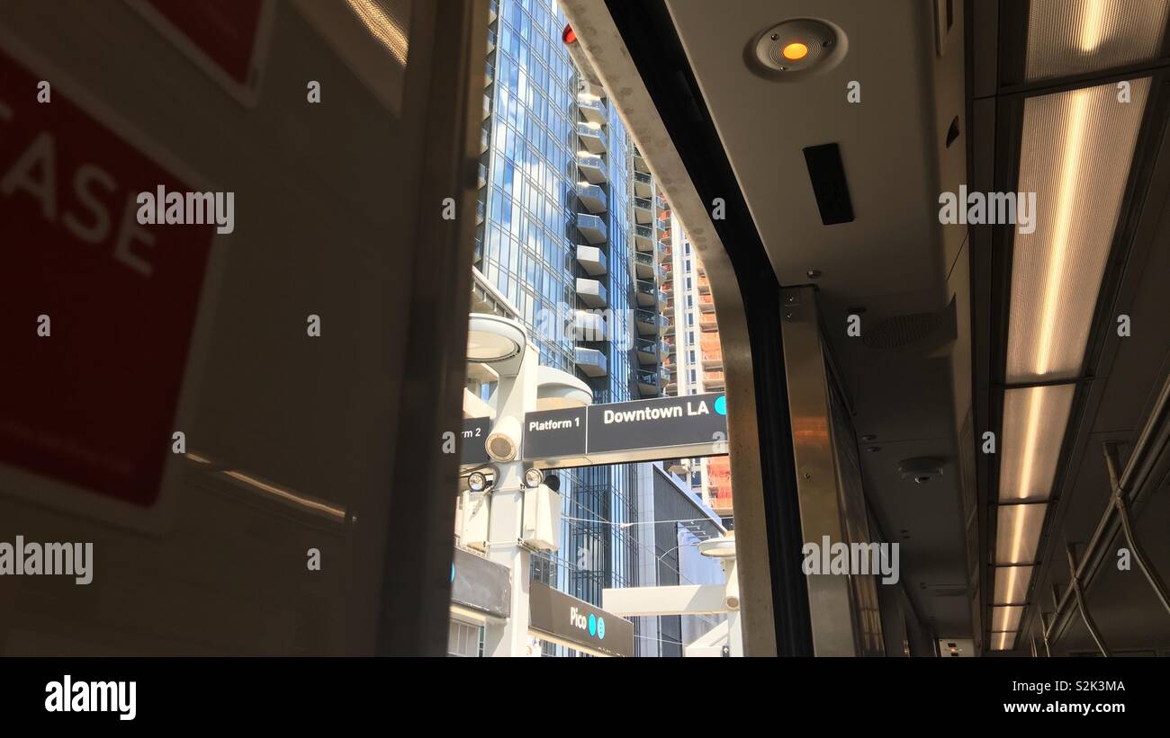 Grattacieli di South Park quartiere di Downtown Los Angeles, visto attraverso la porta di la Metro linea Expo il treno alla stazione di Pico - Immagine stock catturata con smartphone