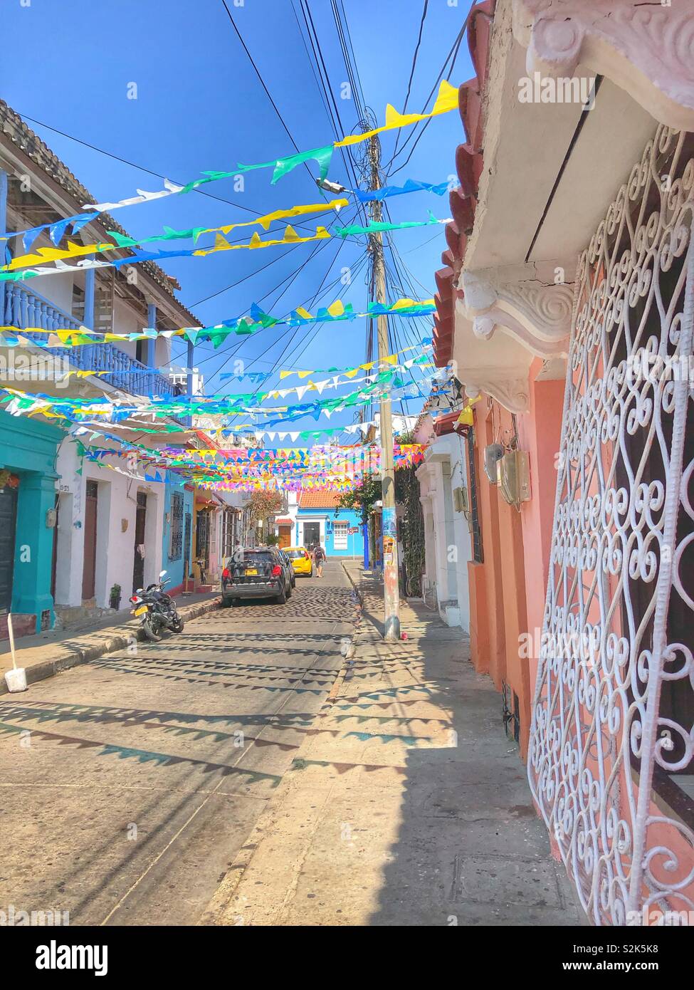 Una strada nel Getsemani quartiere di Cartagena, Colombia. Foto Stock
