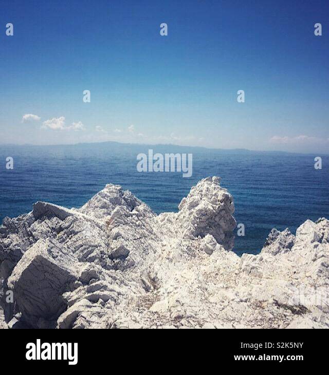 Guardando al mare dalle bianche rocce di amarantos Grecia Foto Stock