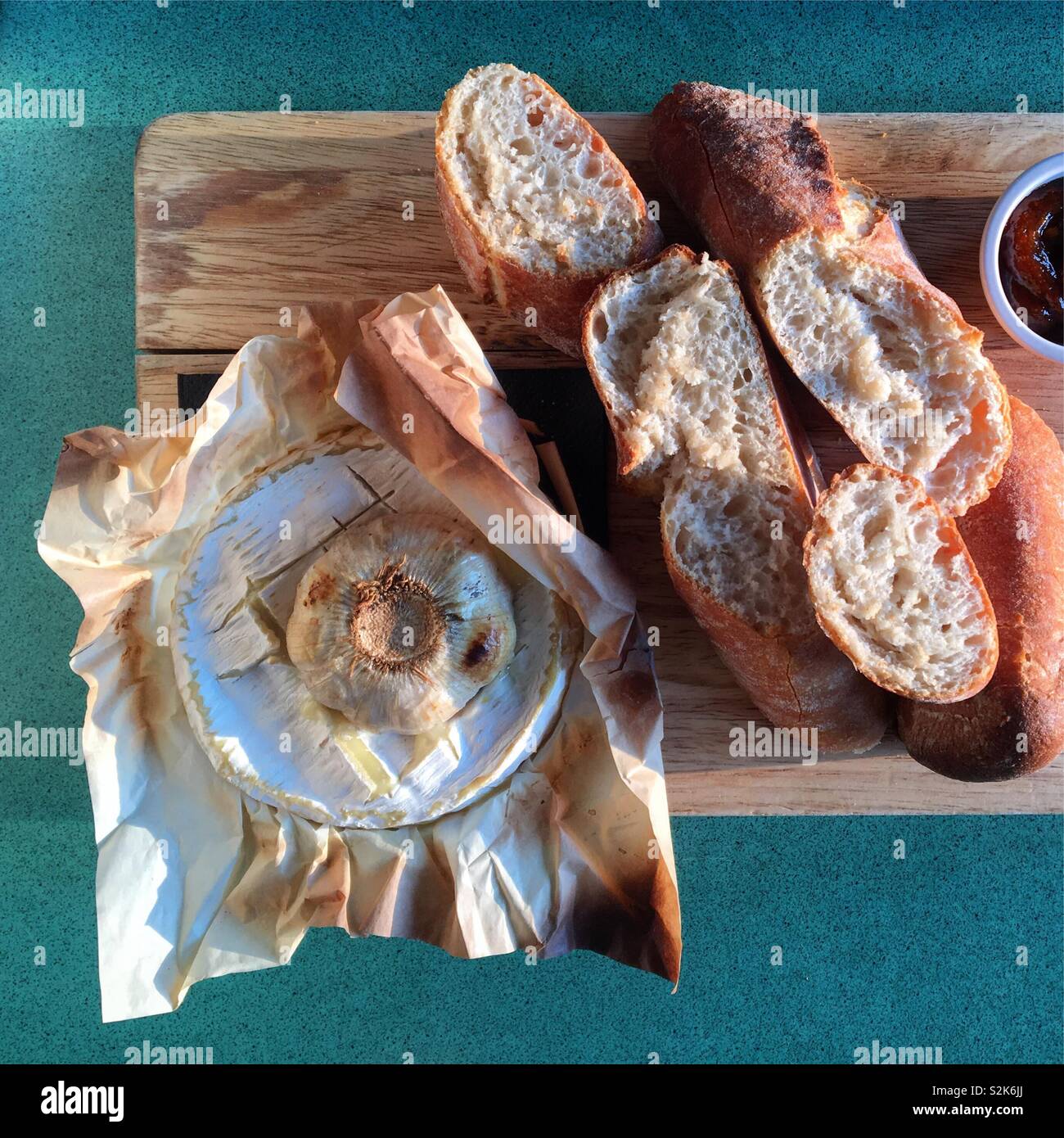 Camembert al forno e aglio e pane francese. Si potrebbe ottenere qualsiasi più francesi di questo? - Immagine stock catturata con smartphone