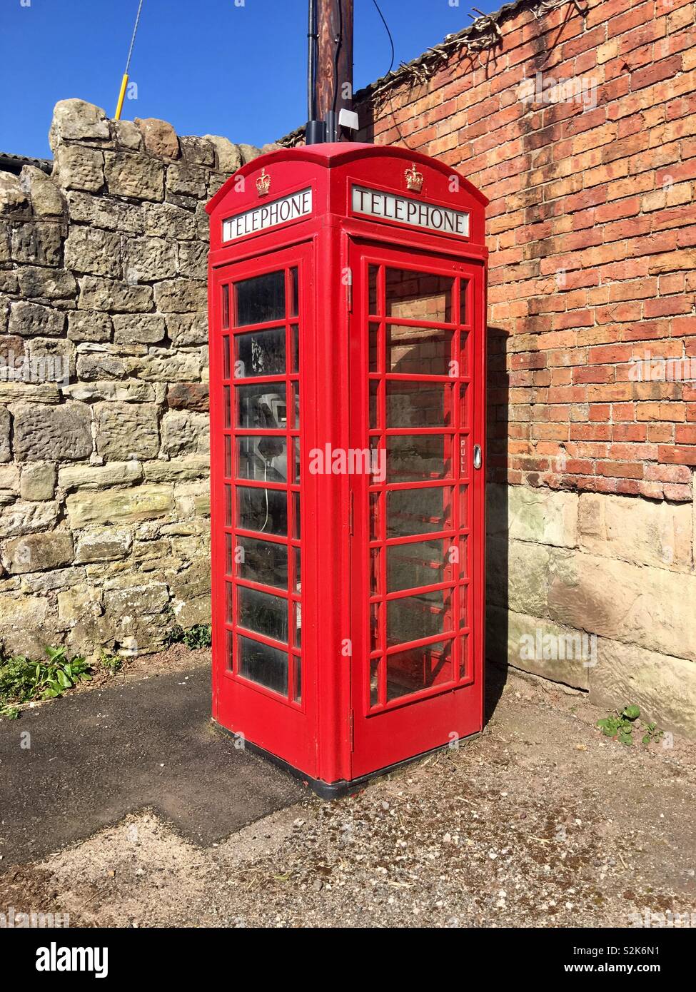 Una foto di un telefono rosso nella casella in shropshire - Immagine stock catturata con smartphone