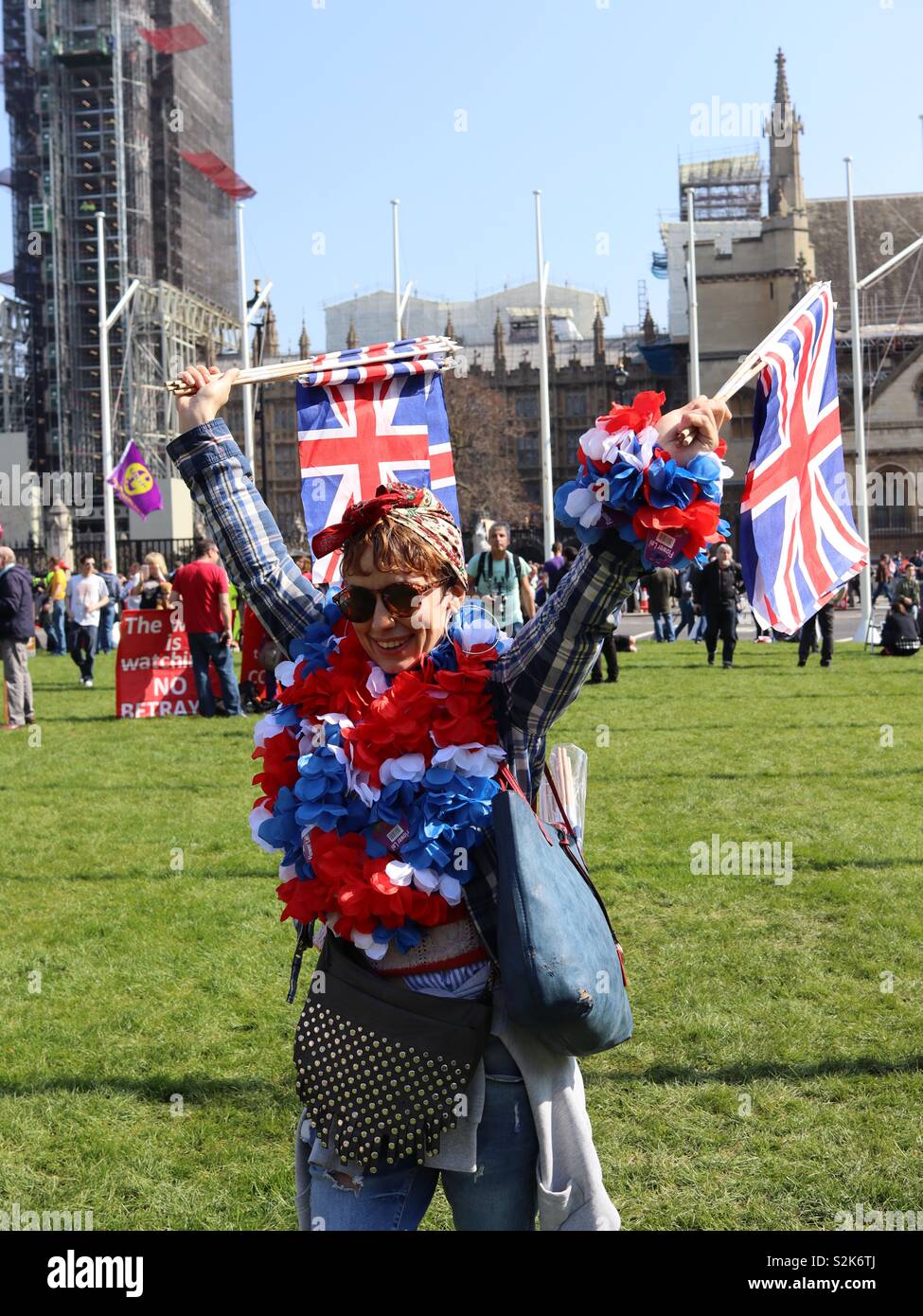 Dimostratore Pro-Brexit presso la piazza del Parlamento, Westminster. MPs discussione l'ultima proposta di revoca accordo in Commons. Foto Stock