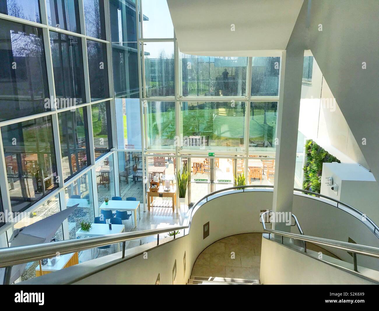 All'interno dell'atrio principale di un ufficio moderno edificio. - Immagine stock catturata con smartphone