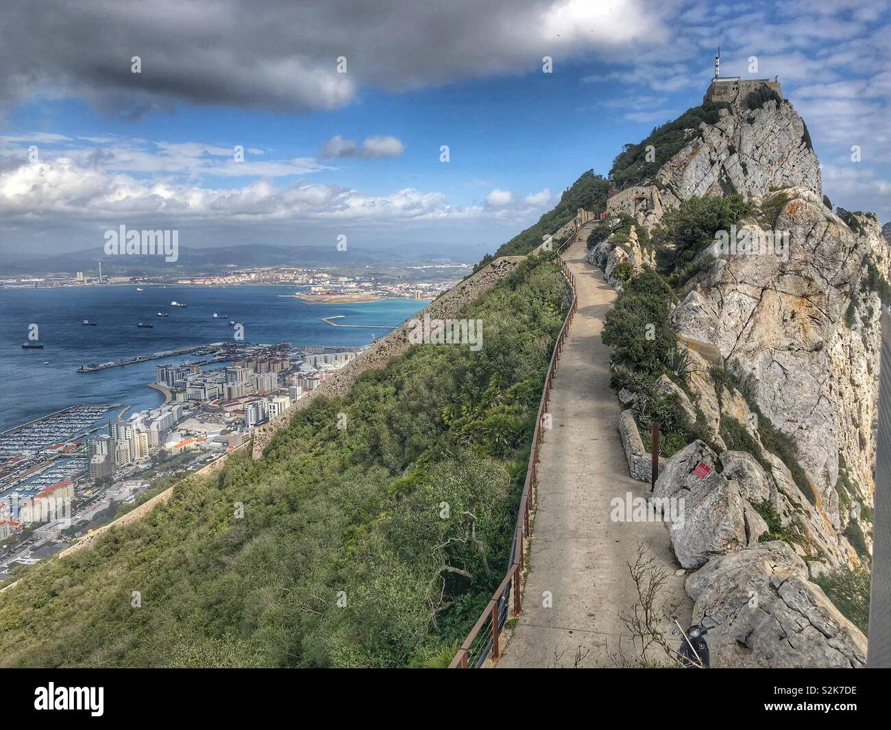 Strada in cima alla Rocca di Gibilterra Foto Stock