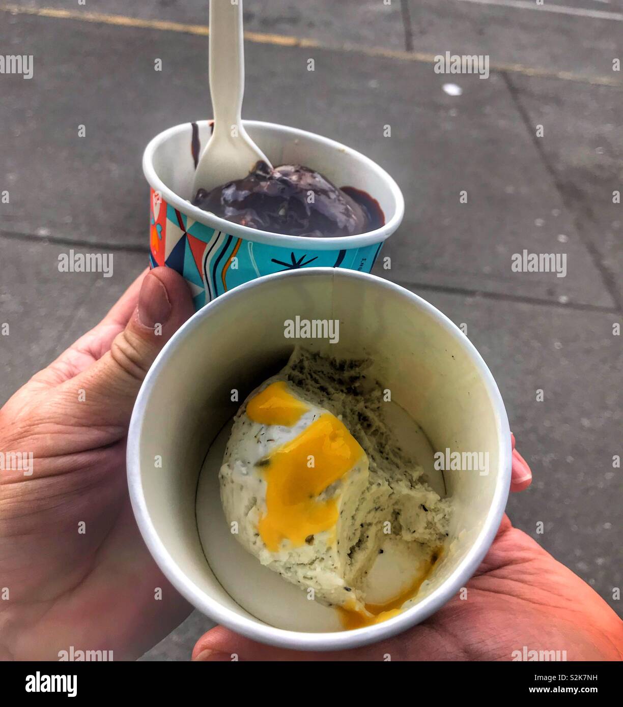 2 tazze di gelato da Molly Moon in Seattle Washington. Cagliata di limone su ghiaccio e crema al cioccolato caldo sul gelato. Foto Stock