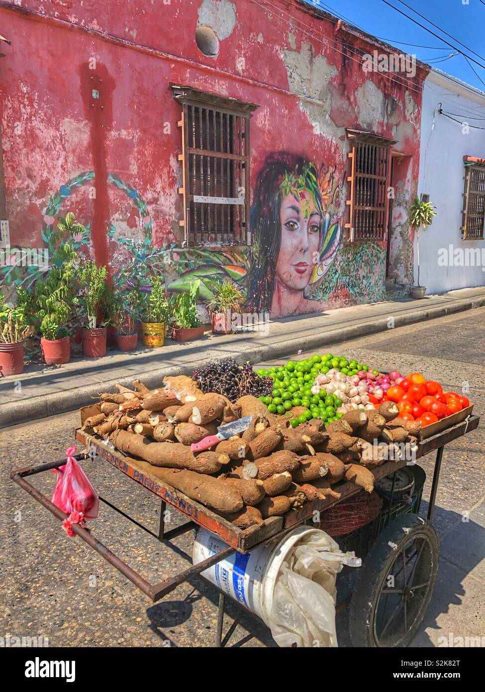 Un carrello di verdure fresche per la vendita su un colorato Street nel quartiere di Getsemani a Cartagena, Colombia. - Immagine stock catturata con smartphone
