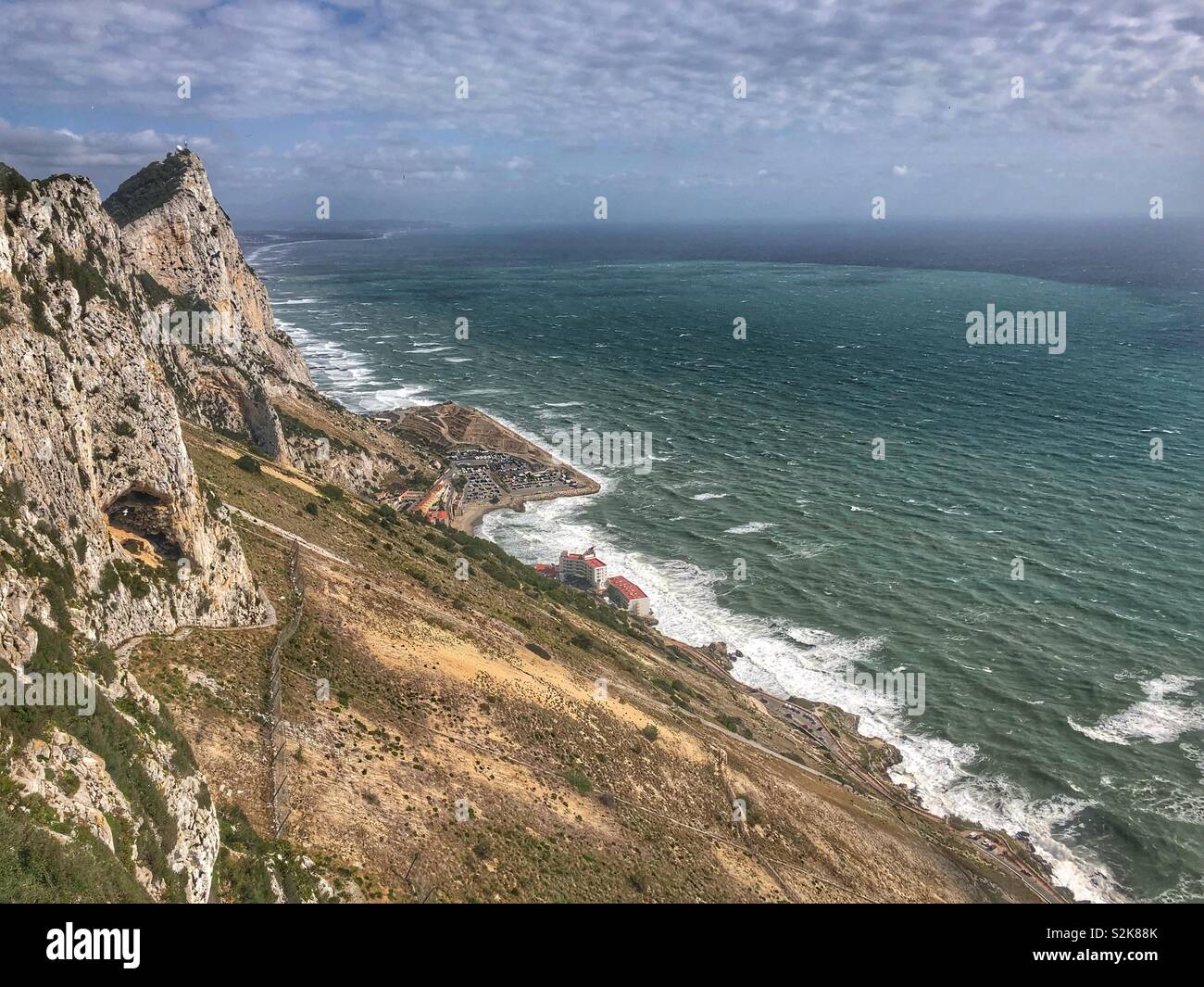 Il lato est di Gibilterra con mare mosso - Immagine stock catturata con smartphone