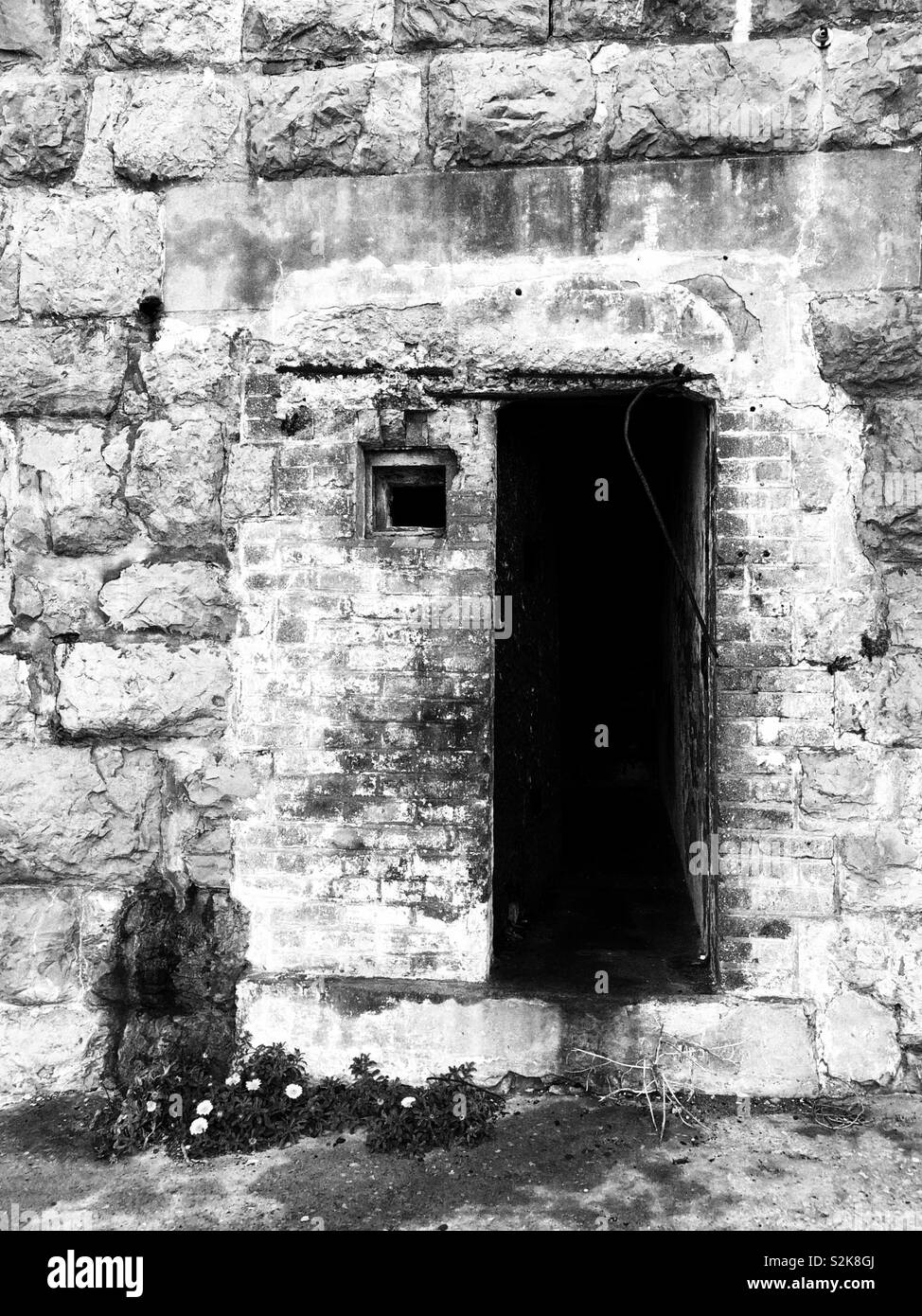Porta nella parete di pietra - Immagine stock catturata con smartphone