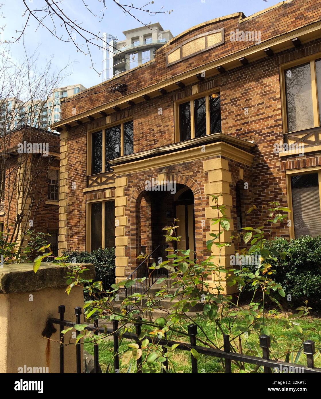 Vista la molla di un edificio in mattoni a Midtown, Atlanta, Georgia, Stati Uniti Foto Stock