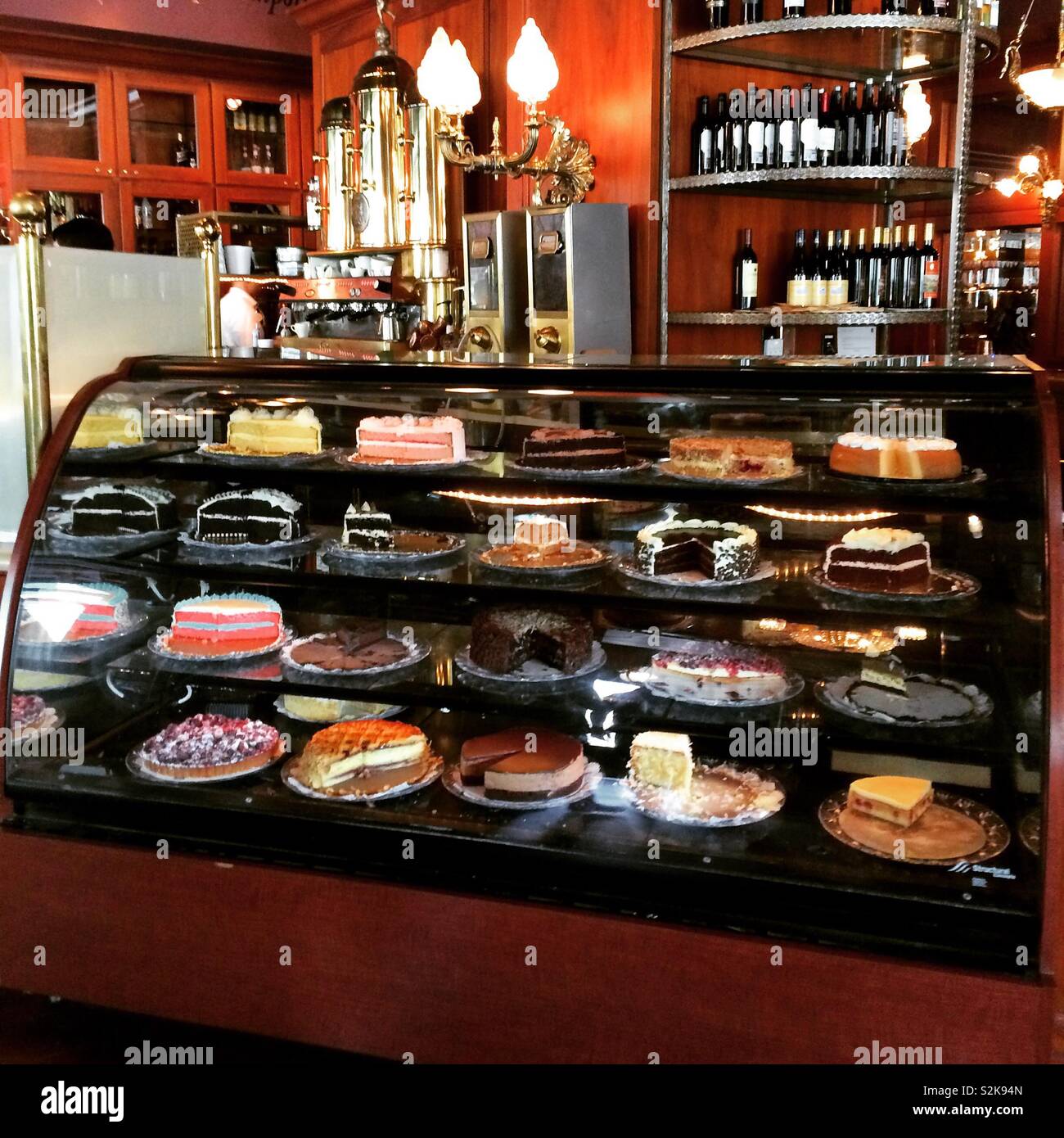 Torte in un espositore, Cafe Intermezzo, 1065 Peachtree Street, Midtown, Atlanta, Georgia, Stati Uniti - Immagine stock catturata con smartphone
