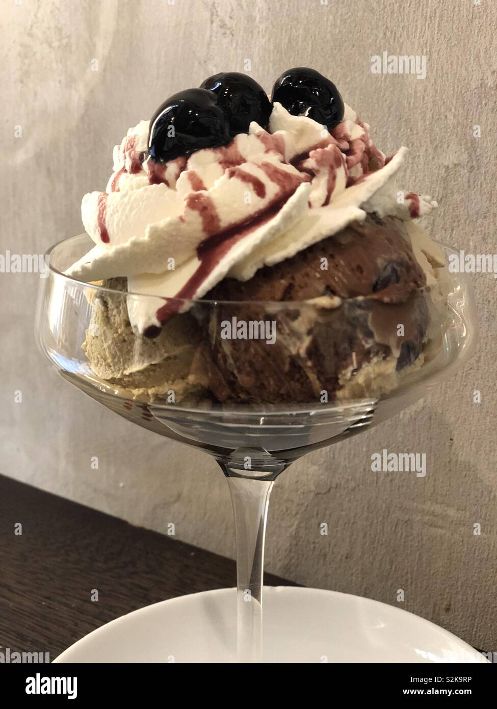 Coppa di gelato con panna e ciliegie Foto Stock