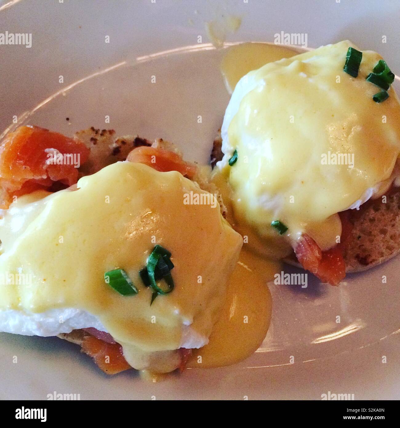 Salmone affumicato Benedetto presso il Cafe Intermezzo, Midtown, Atlanta, Georgia, Stati Uniti - Immagine stock catturata con smartphone
