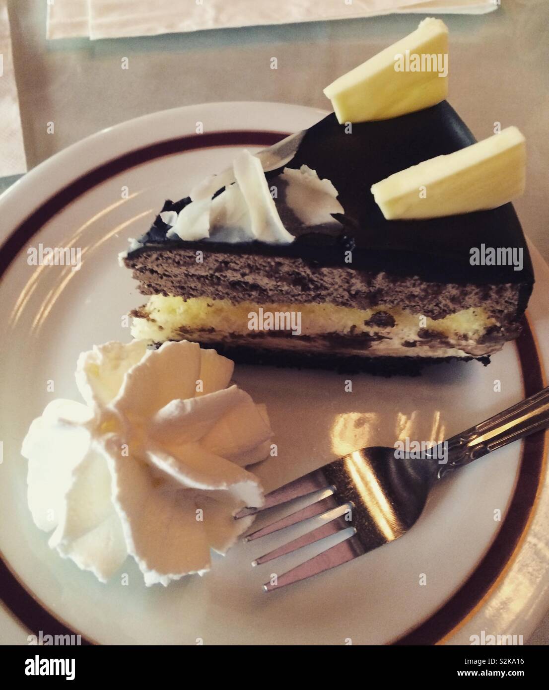 "Bianco e nero torta Decadence", Cafe Intermezzo, Midtown, Atlanta, Stati Uniti - Immagine stock catturata con smartphone