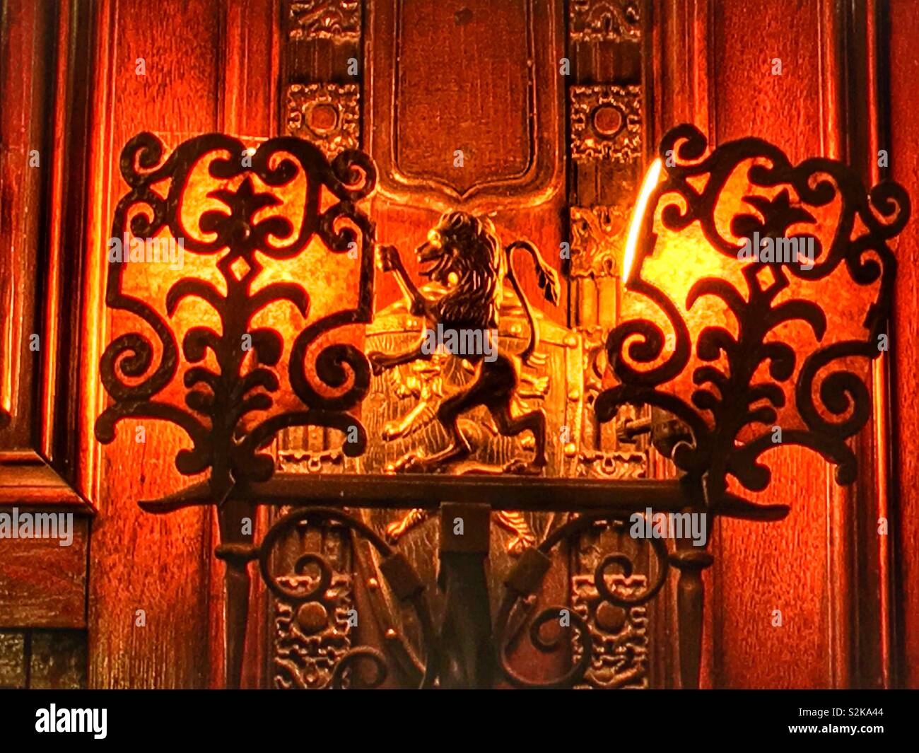 Vintage antichi molto ornati ed elaborare la parete applique luce di un leone in piedi sulle zampe posteriori. - Immagine stock catturata con smartphone