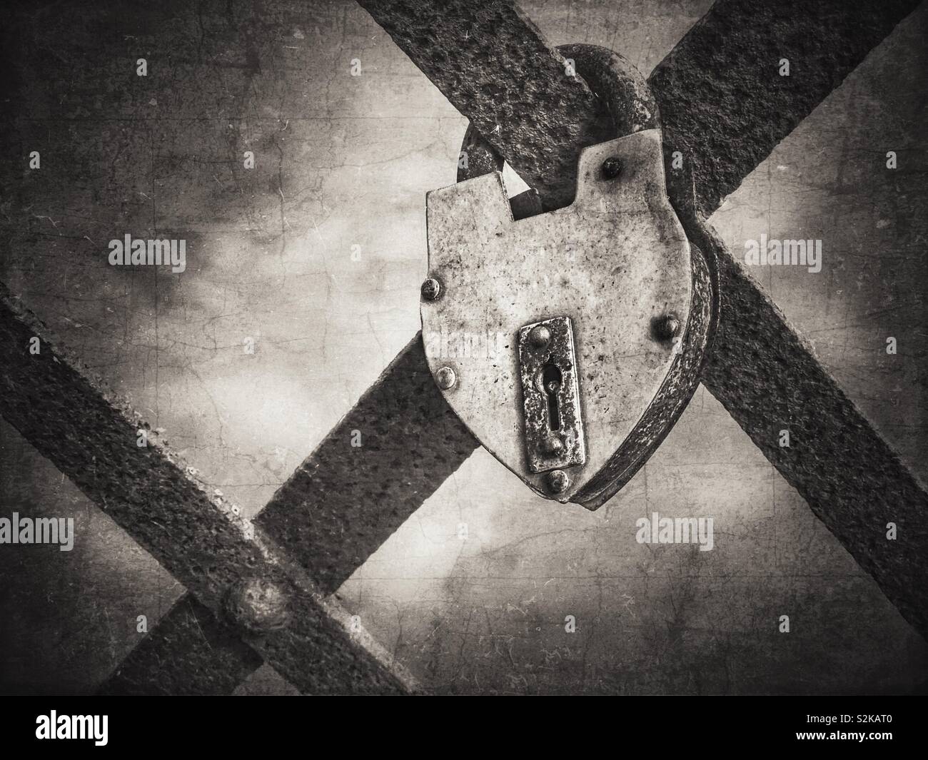 Amore arrugginita serratura sul ponte a traliccio Foto Stock