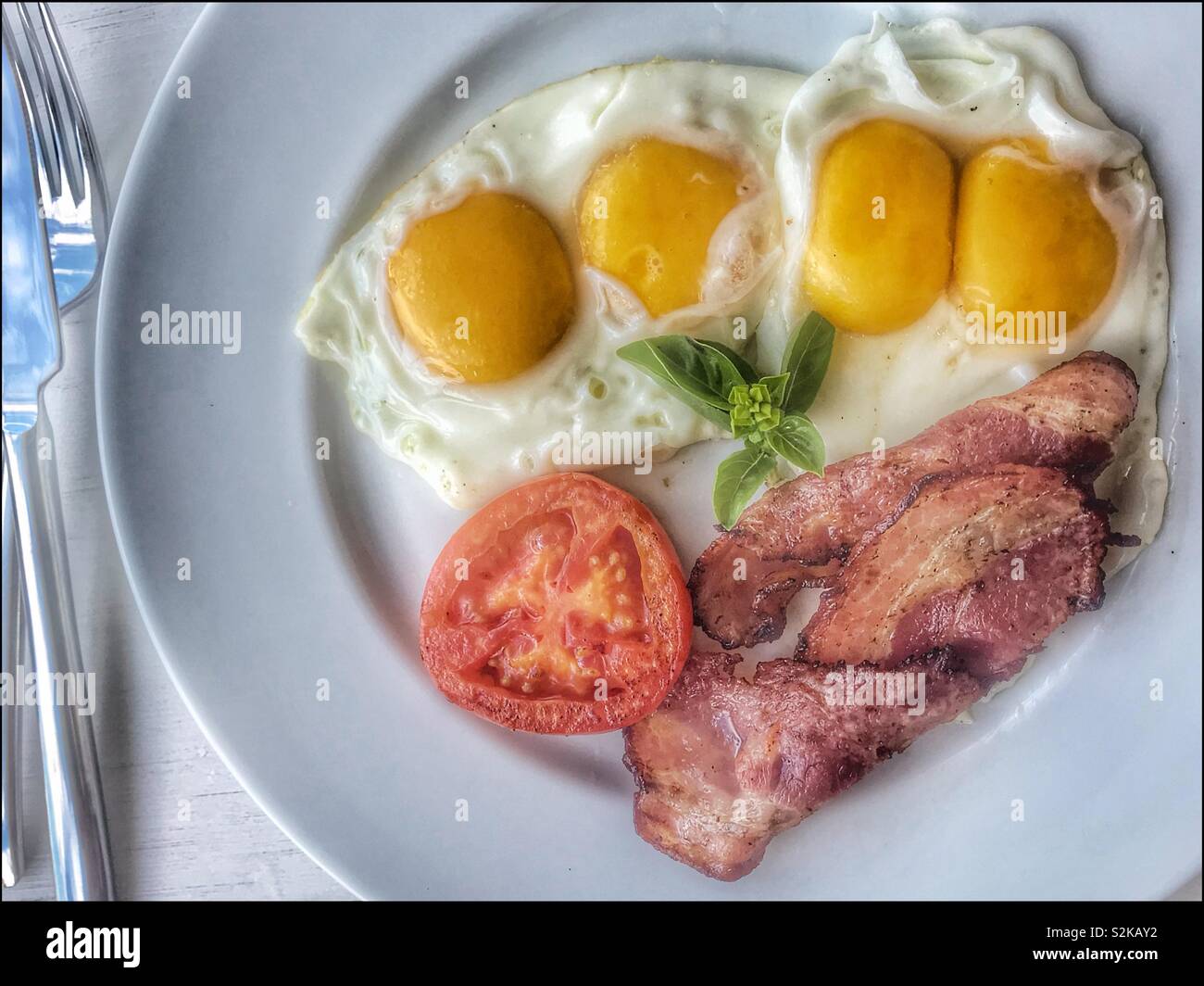 Due doppie tuorlo delle uova e pancetta. Foto Stock