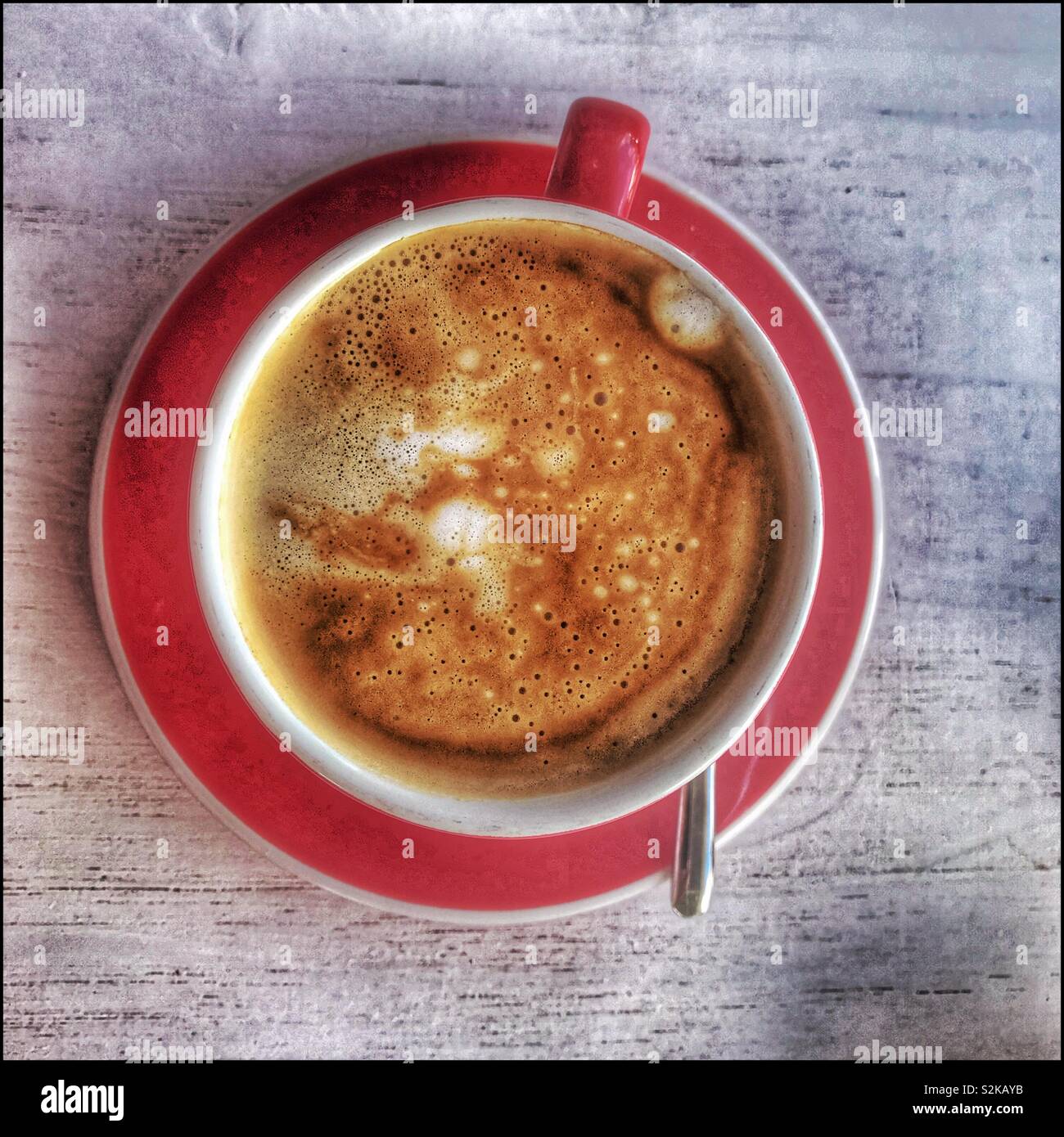 Caffè con latte caldo. - Immagine stock catturata con smartphone