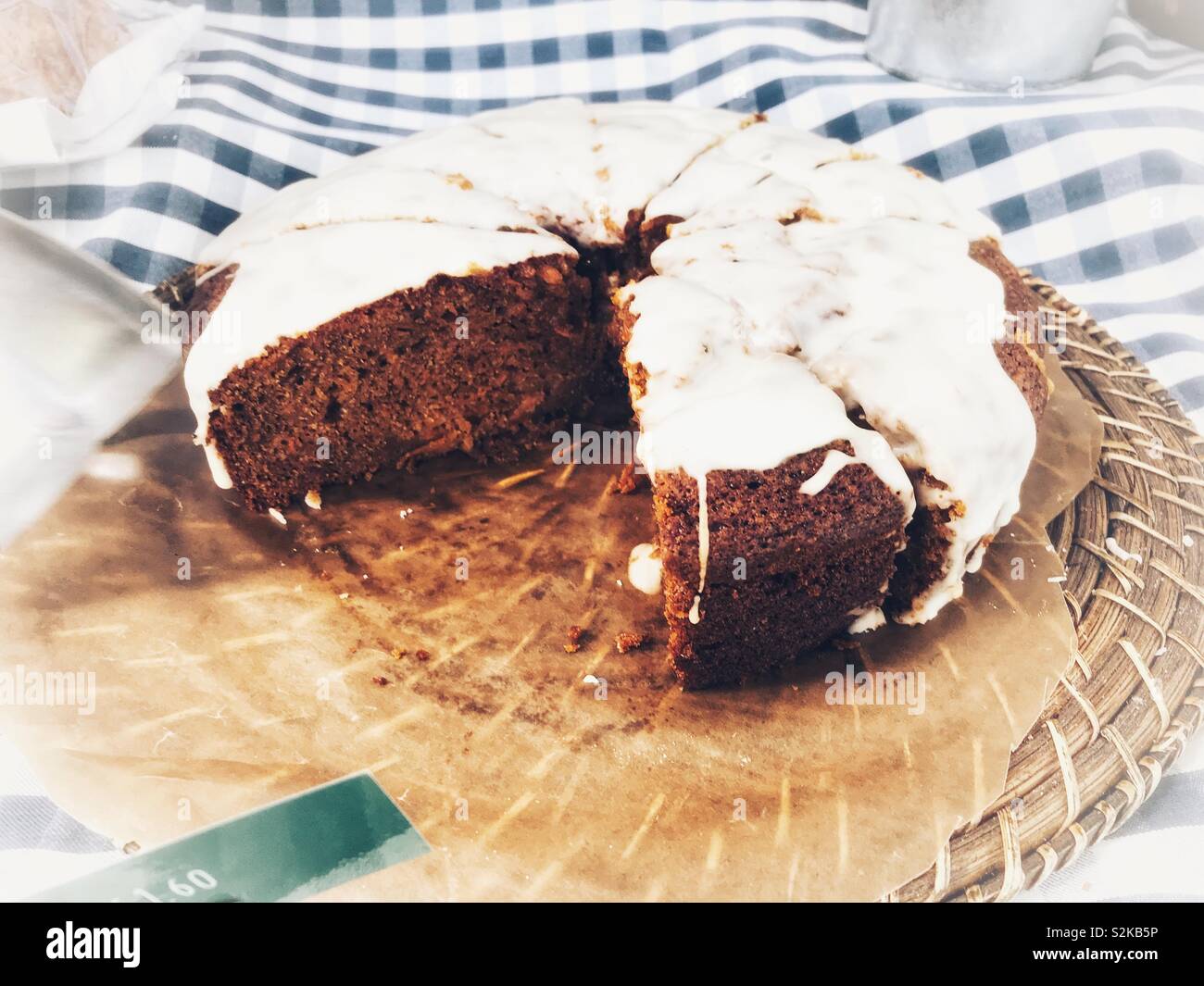 Prendere una fetta di torta di carote Foto Stock