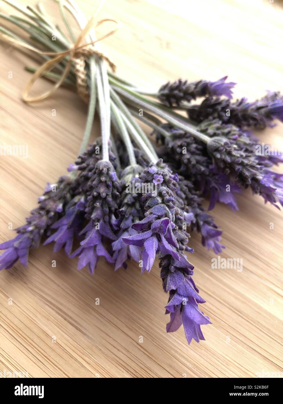 Lavanda fiori su legno - Immagine stock catturata con smartphone