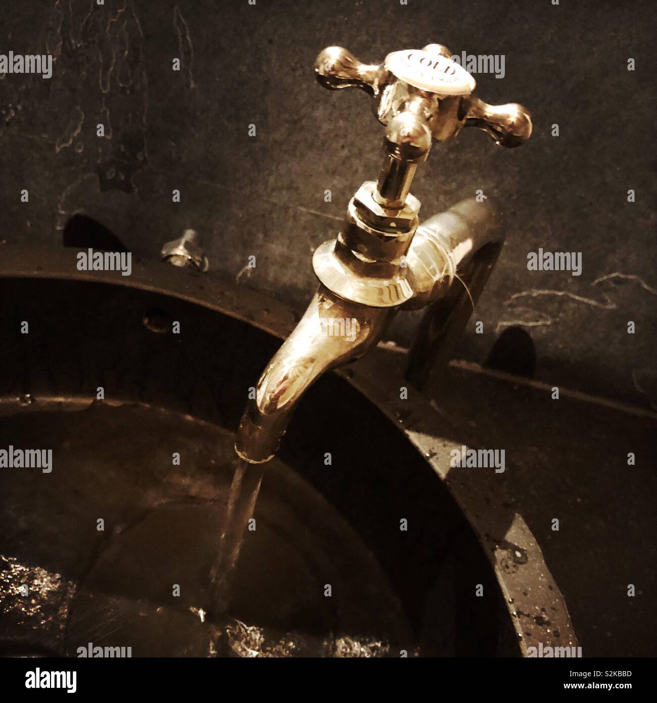 Rubinetto fredda acqua corrente in un bagno, England, Regno Unito Foto Stock