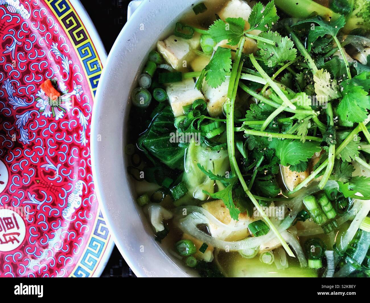Cucinata fresca zuppa Pho - Immagine stock catturata con smartphone