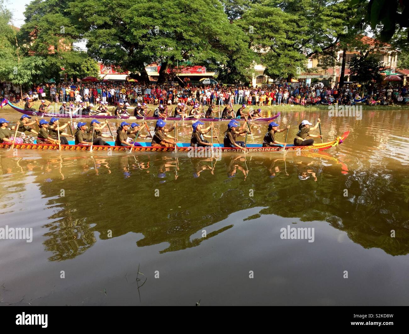 Barche racing durante il festival dell'acqua, Siem Reap, Cambogia Foto Stock