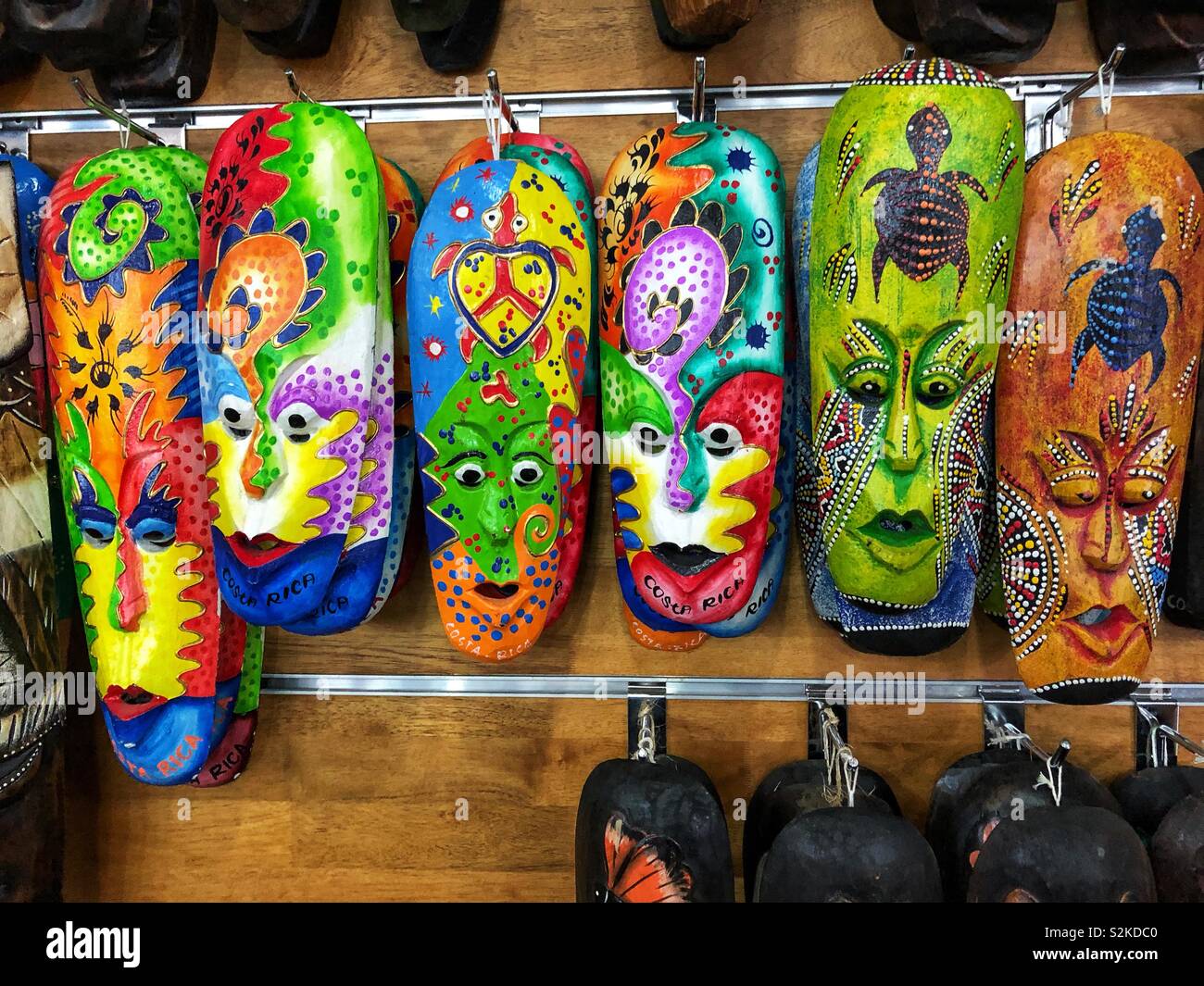 Una fila di maschere colorate. - Immagine stock catturata con smartphone