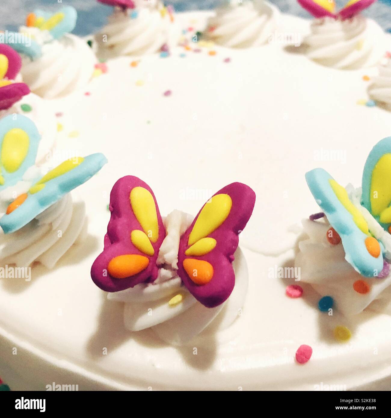 Farfalle di zucchero bianco sulla torta fondente Foto Stock