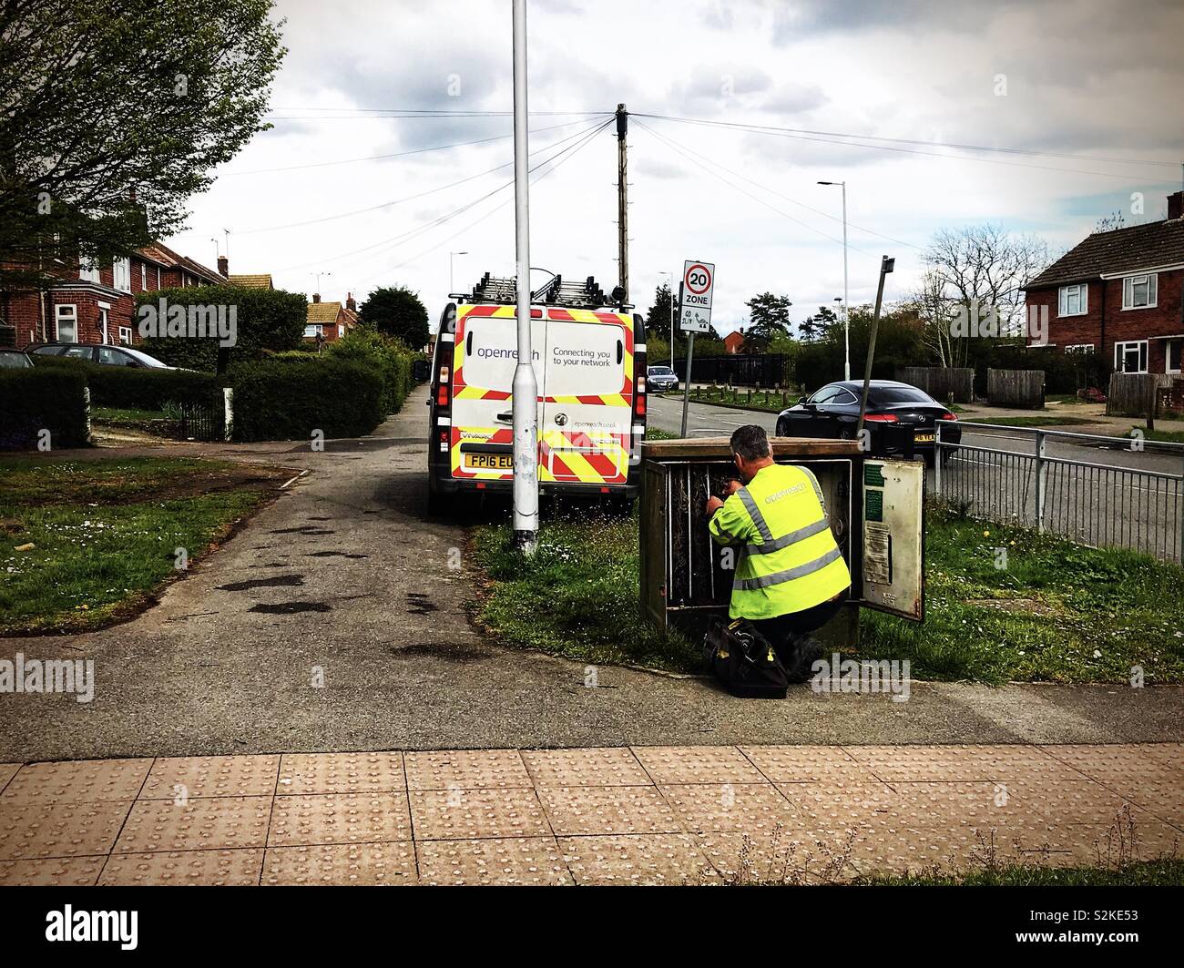 Un ingegnere Openreach funziona su un armadio stradale in lettura, UK. Foto Stock
