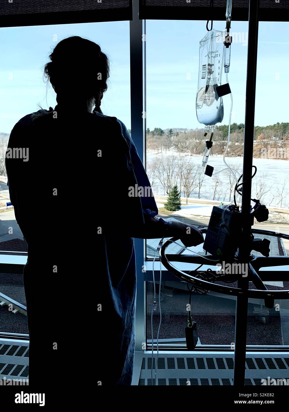 Giovane donna con iv la medicina in un ospedale Foto Stock