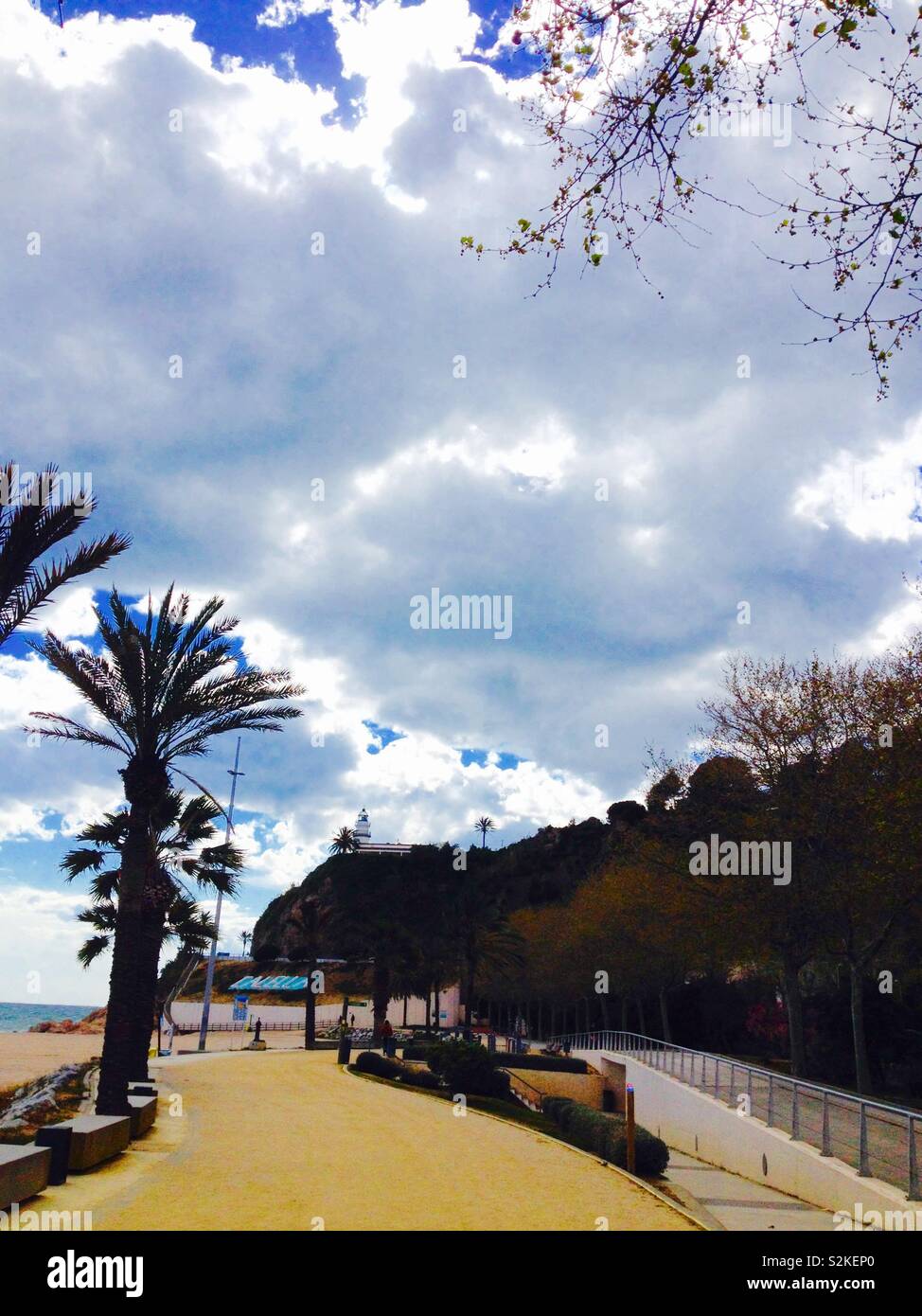 Calella Lighthouse con nuvole. Barcellona Foto Stock