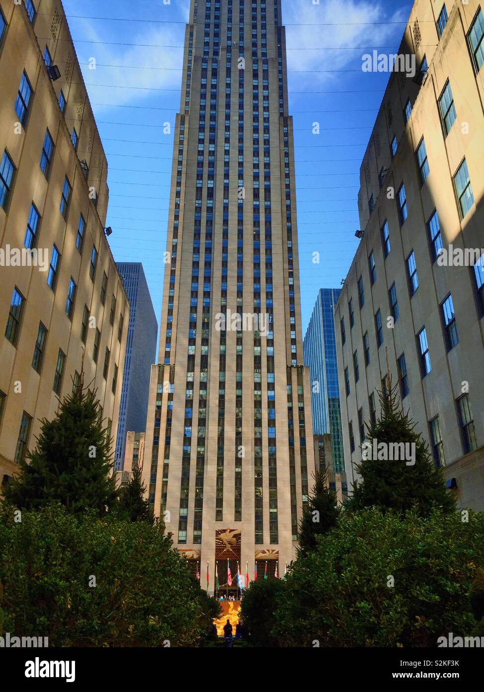 Rockfeller Center channel giardini con roccia 30 grattacielo a midtown Manhattan, New York, Stati Uniti d'America - Immagine stock catturata con smartphone