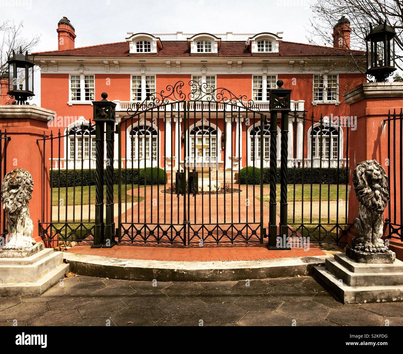 Un palazzo in mattoni dietro un cancello in Ansley Park Historic District, Atlanta, Georgia, Stati Uniti - Immagine stock catturata con smartphone