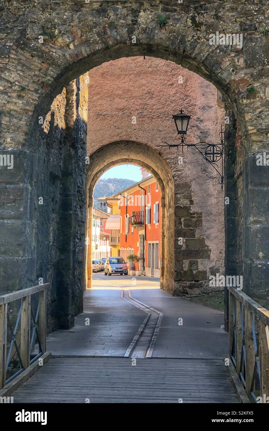 La nuova porta (Porta Nuova) a Gradisca d'Isonzo e Friuli Venezia Giulia, Italia - Immagine stock catturata con smartphone