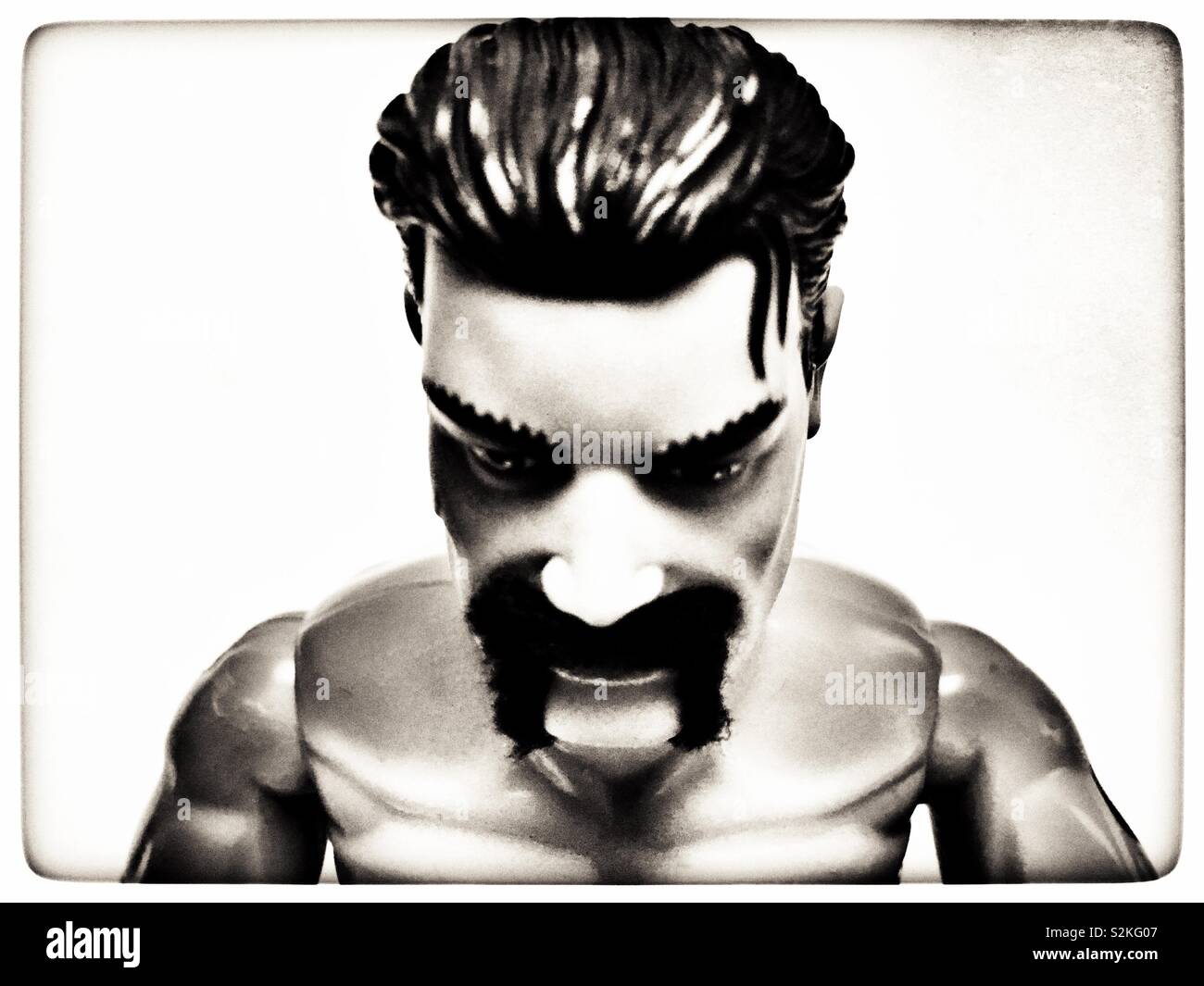 Uomo di azione con i baffi fatti in casa - Immagine stock catturata con smartphone