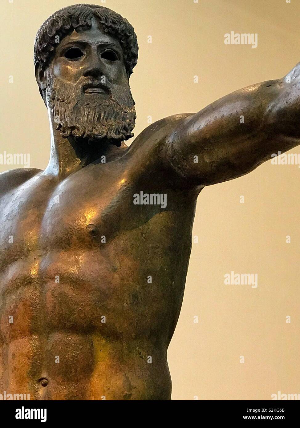 Artemesion Zeus o Poseidone, greca antica scultura in bronzo, periodo classico, ca. 460 a.e.v.. Atene, Museo Archeologico Nazionale. Photo credit: Ann M. Nicgorski, 2017. Foto Stock