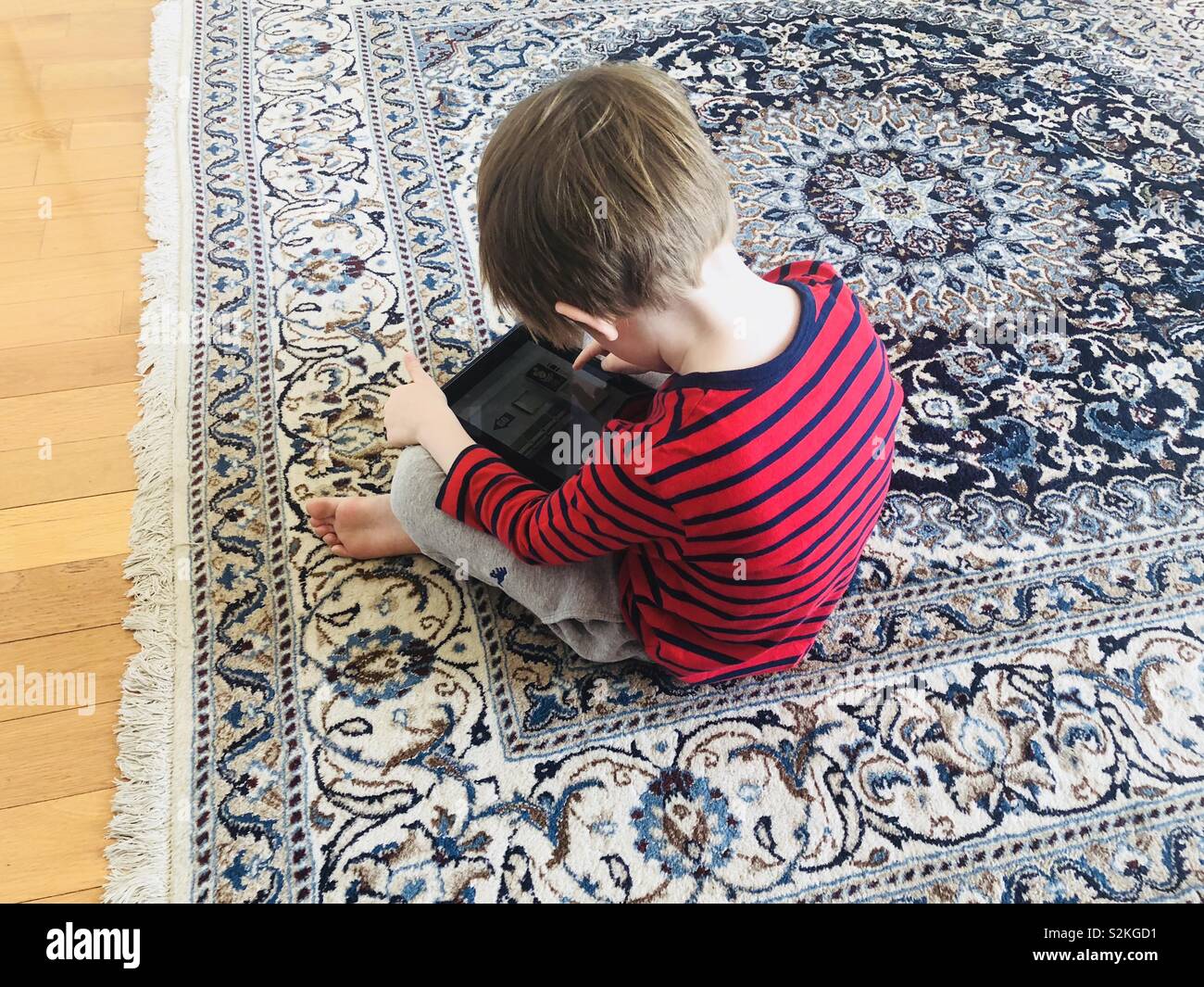 Little Boy la riproduzione su iPad Foto Stock