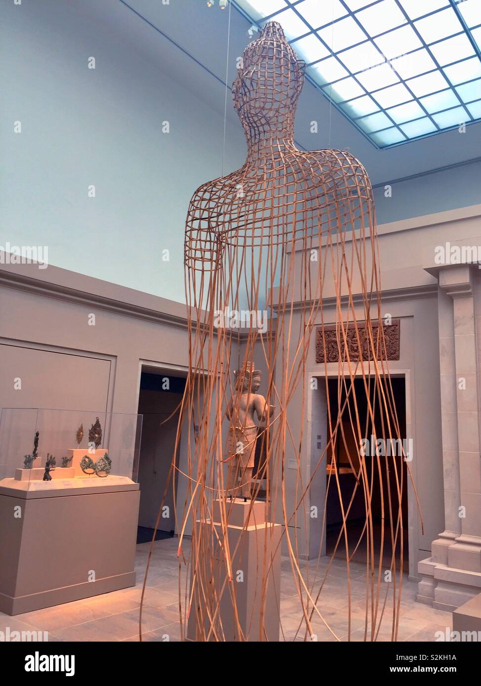 Un rattan e filo scultura di Buddha nella Asian gallerie d'arte del Metropolitan Museum of Art di New York, Stati Uniti d'America - Immagine stock catturata con smartphone